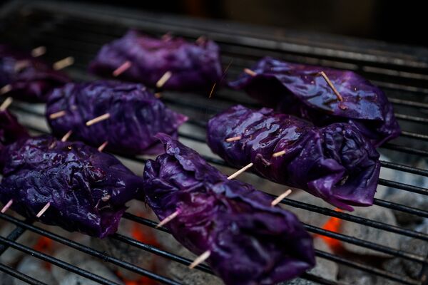 Телячьи щечки в исполнении Угиса Вейтса - со смородиной в красной капусте с соусом из темного пива и песто из латвийского базилика - Sputnik Латвия