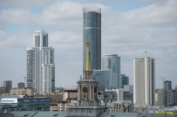 Башня городской ратуши на фоне Екатеринбург Сити - Sputnik Латвия
