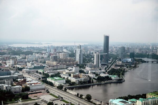 Вид на Екатеринбург со смотровой площадки бизнес-центра Высоцкий - Sputnik Латвия
