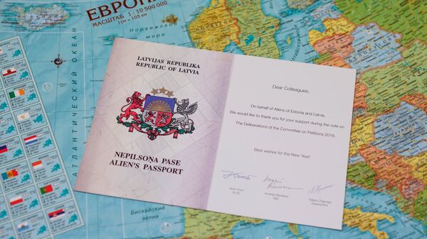 Поздравительная открытка в виде паспорта негражданина Эстонии на карте Европы - Sputnik Latvija