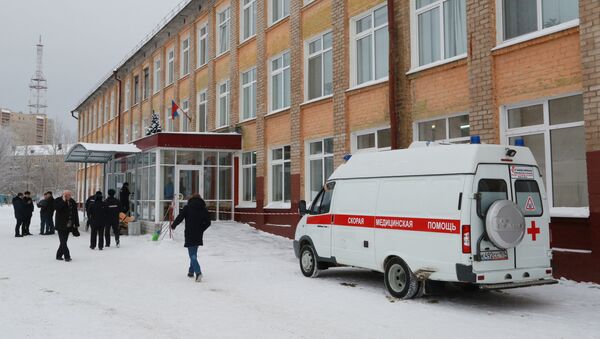 Автомобиль скорой помощи у школы № 127 в Перми - Sputnik Латвия