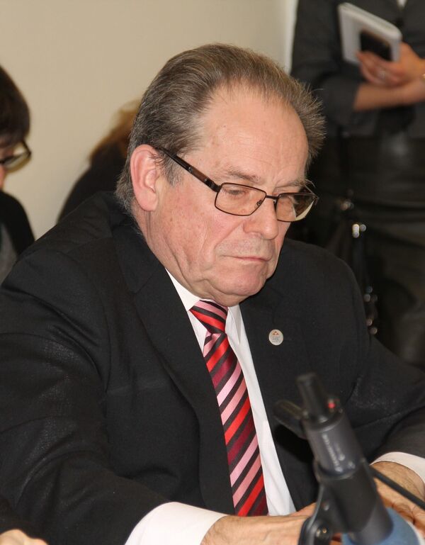 Депутат Мартиньш Шиц (Латвийское объединение регионов): Люди реально остаются без лекарств! Дайна Мурмане-Умбрашко 10 лет отвечала за э-здоровье,  всех врачей заставили подписать договоры. Давайте потратим 10 млн и потом еще столько же, в следующий плановый период? - Sputnik Латвия