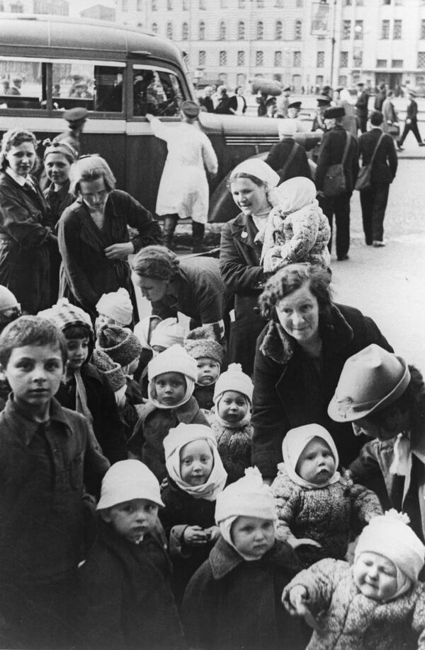 Эвакуация детей из города Ленинграда во время Великой Отечественной войны - Sputnik Латвия