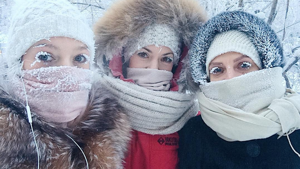 Девушки на улице во время сильных морозов в Якутске - Sputnik Латвия