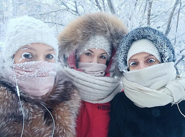 Девушки на улице во время сильных морозов в Якутске - Sputnik Латвия