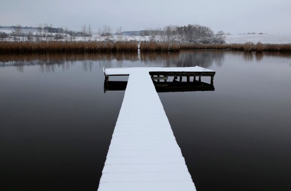 Sniega klāta piestātne ezerā pie Etjeka ciema Ungārijā - Sputnik Latvija