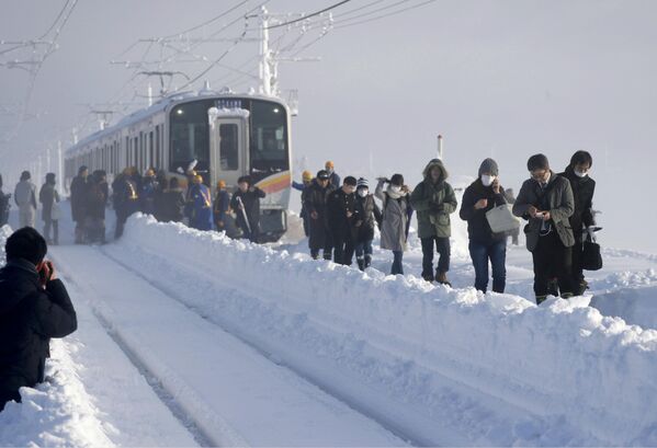 Поезд застрял на перегоне между станциями из-за сильного снегопада в префектуре Ниигата, Япония - Sputnik Латвия