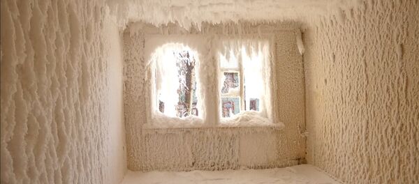 Мороз превратил заброшенное здание в Екатеринбурге во “дворец Снежной королевы” Мороз превратил заброшенное здание в Екатеринбурге во “дворец Снежной королевы” - Sputnik Латвия