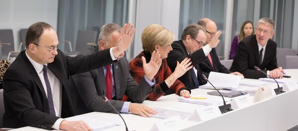 Парламентская комиссия по расследованию дела олигархов утвердила итоговый доклад, 18 января 2018 года Парламентская комиссия по расследованию дела олигархов утвердила итоговый доклад, 18 января 2018 года - Sputnik Латвия