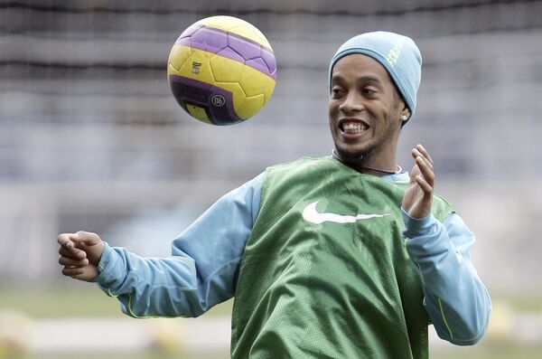 Рональдиньо перед матчем Барселоны против мадридского Реала в 2007 году - Sputnik Латвия