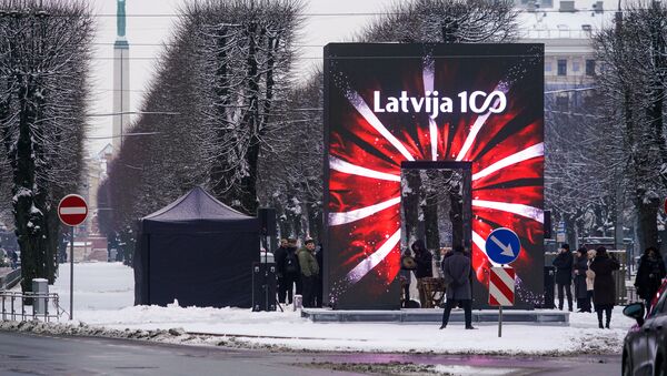 Par godu Latvijas jubilejai Rīgā atklāti Goda vārti - Sputnik Latvija