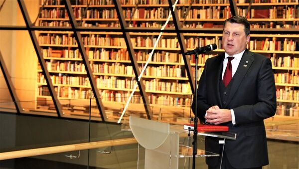 Президент Латвии Раймондс Вейонис на открытии Народной книжной полки в Латвийской национальной библиотеке, 18 января 2018 года - Sputnik Латвия