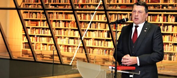 Президент Латвии Раймондс Вейонис на открытии Народной книжной полки в Латвийской национальной библиотеке, 18 января 2018 года - Sputnik Латвия