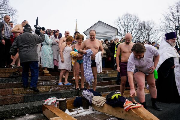 В Риге прошел чин Великого освящения вод Даугавы и крещенские купания - Sputnik Латвия