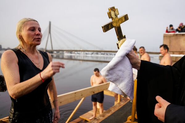 В Риге прошел чин Великого освящения вод Даугавы и крещенские купания - Sputnik Латвия
