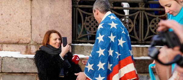 После окунания каждый грелся по-своему, кто-то завернулся в полотенце-американский флаг - Sputnik Латвия