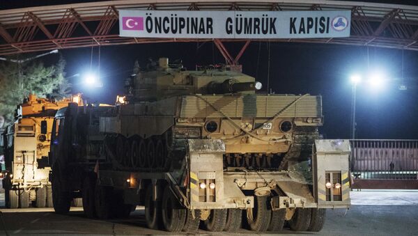 Турецкие военные грузовики, перевозящие танки и бронированные машины, пересекают пограничные ворота с Сирией - Sputnik Latvija