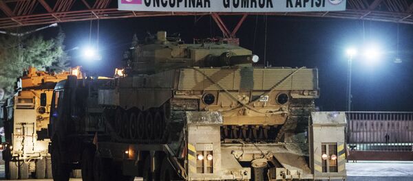Турецкие военные грузовики, перевозящие танки и бронированные машины, пересекают пограничные ворота с Сирией Турецкие военные грузовики, перевозящие танки и бронированные машины, пересекают пограничные ворота с Сирией - Sputnik Latvija