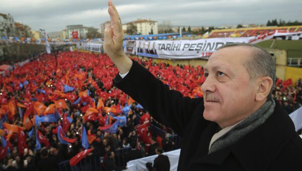 Президент Турции Реджеп Тайип Эрдоган обращается к своим сторонникам в городе Усаке - Sputnik Латвия