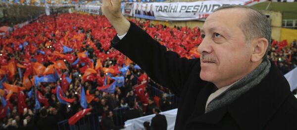 Президент Турции Реджеп Тайип Эрдоган обращается к своим сторонникам в городе Усаке - Sputnik Latvija