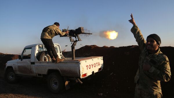 Турецкие военные из Свободной сирийской армии стреляют по позициям курдов в районе Африна - Sputnik Латвия