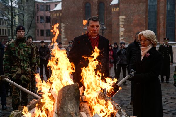 Раймондс Вейонис и Инара Мурниеце зажигают костер в память защитников баррикад 1991 года - Sputnik Латвия