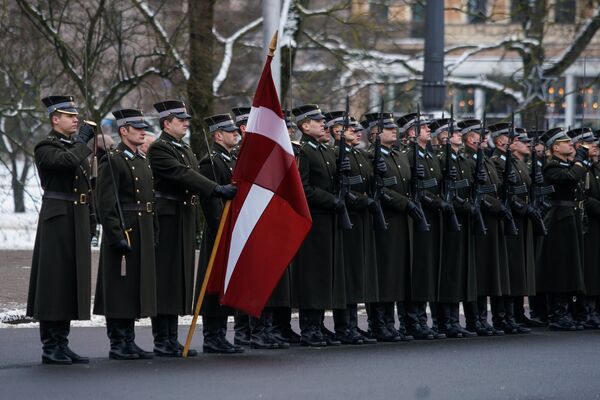 Рота почетного караула на церемонии возложения цветов к памятнику Свободы в память защитников баррикад 1991 года - Sputnik Латвия