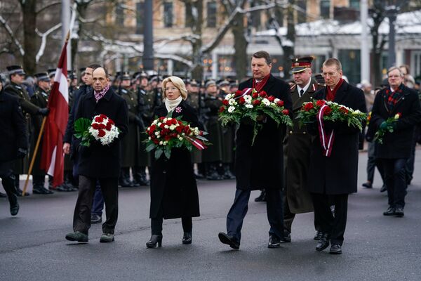Первые лица государства возложили цветы к памятнику Свободы - Sputnik Латвия