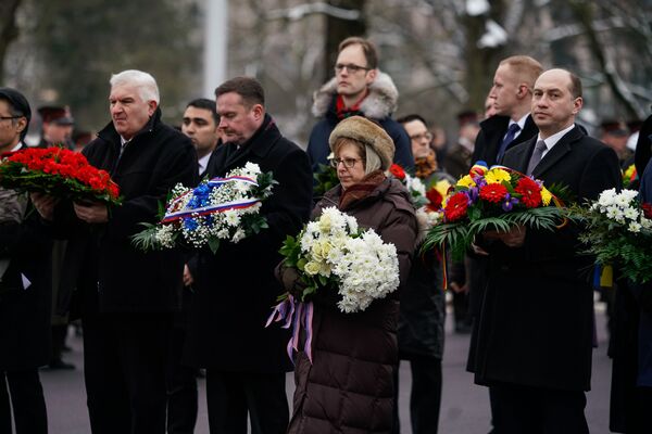 Послы иностранных государств на церемонии возложения цветов к памятнику Свободы в память защитников баррикад 1991 года - Sputnik Латвия