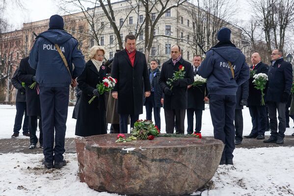 Раймондс Вейонис возложил цветы на месте гибели милиционера 20 января 1991 года - Sputnik Латвия