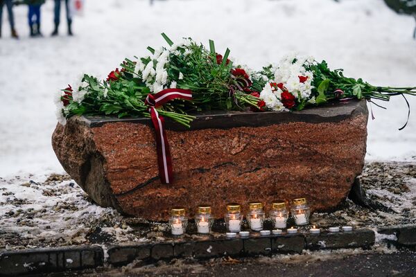 Памятный камень на месте гибели участника событий 20 января 1991 года - Sputnik Латвия