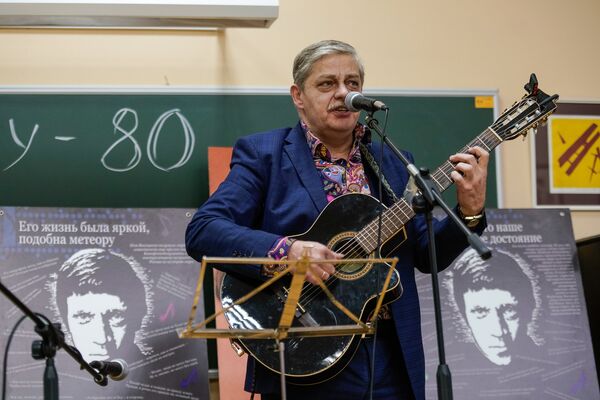 Без гитары на войну не хожу: история боевых действий и душевных песен барда из Риги - Sputnik Латвия