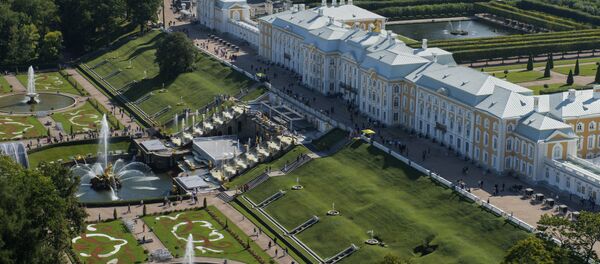 Петергоф, дворцово-парковый ансамбль Петергоф, дворцово-парковый ансамбль - Sputnik Latvija
