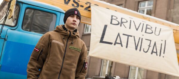 Почетный караул Яунсардзе у инсталляции перед зданием кабинета министров, посвященной январским баррикадам 1991 года, 19 января 2018 года - Sputnik Латвия