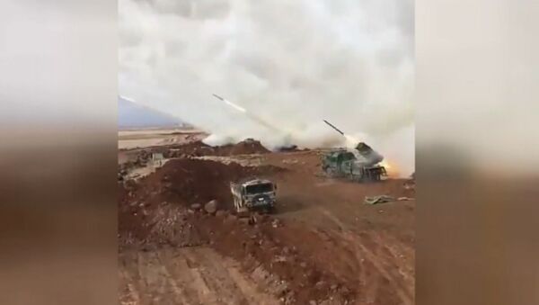 Турецкие военные ракетными установками обстреляли позиции сирийских курдов в Африне - Sputnik Латвия