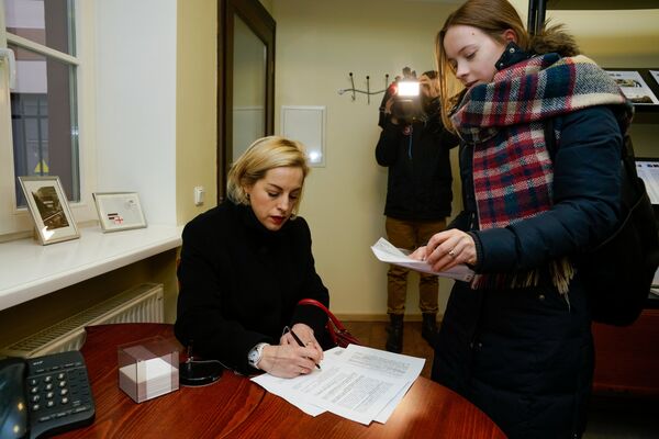 Елена Бачинская передала в Сейм петицию о сохранении в Латвии билингвального образования - Sputnik Латвия