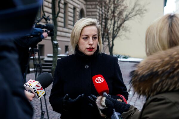 Елена Бачинская передала в Сейм петицию о сохранении в Латвии билингвального образования - Sputnik Латвия