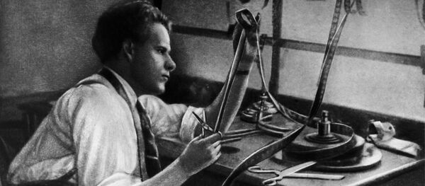 Советский режиссер Сергей Михайлович Эйзенштейн во время работы за монтажным столом. 1925 год. - Sputnik Латвия