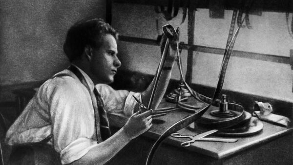 Советский режиссер Сергей Михайлович Эйзенштейн во время работы за монтажным столом. 1925 год. - Sputnik Латвия