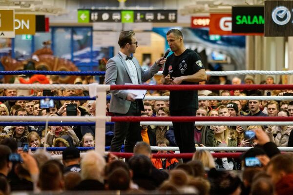 Майрис Бриедис на открытой тренировке в торговом центре Domina Shopping - Sputnik Латвия