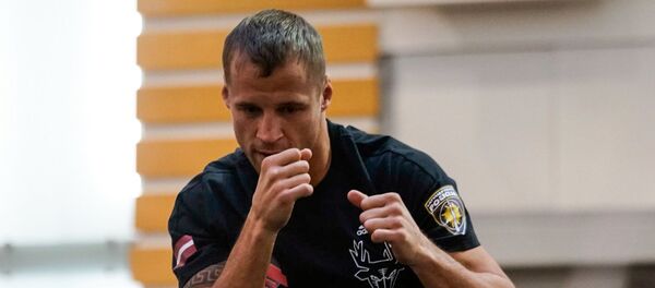 Открытая тренировка Александра Усика и Майриса Бриедиса в торговом центре Domina Shopping - Sputnik Латвия