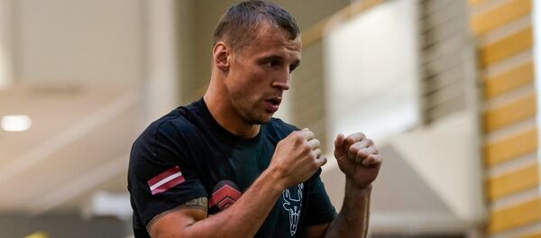 Открытая тренировка Александра Усика и Майриса Бриедиса в торговом центре Domina Shopping - Sputnik Latvija