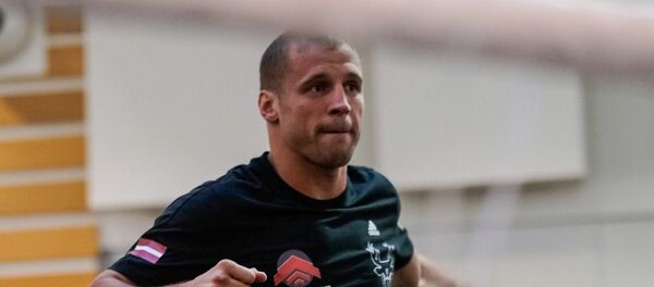 Открытая тренировка Александра Усика и Майриса Бриедиса в торговом центре Domina Shopping - Sputnik Латвия