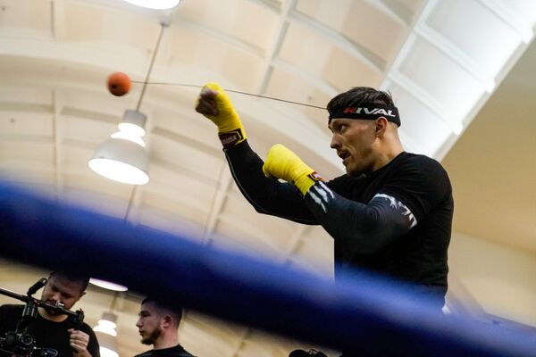 Боксер Александр Усик на открытой тренировке в торговом центре Domina Shopping - Sputnik Латвия