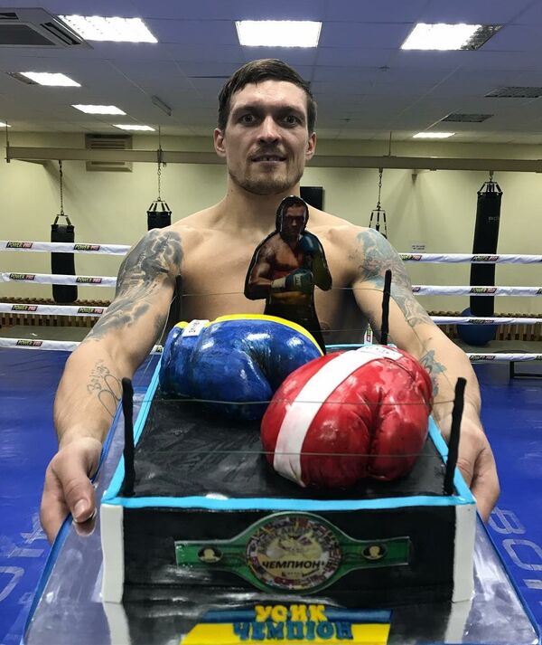 Торт к 31-летию украинского боксера Александра Усика - Sputnik Латвия