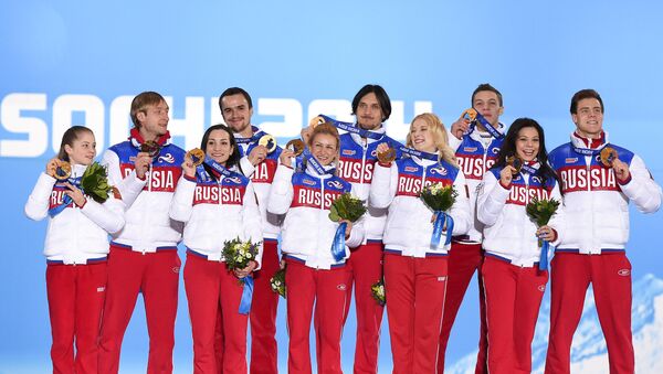 Сборная команда России, завоевавшая золотые медали в командных соревнованиях по фигурному катанию на XXII зимних Олимпийских играх в Сочи, во время медальной церемонии. - Sputnik Латвия