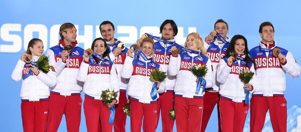 Сборная команда России, завоевавшая золотые медали в командных соревнованиях по фигурному катанию на XXII зимних Олимпийских играх в Сочи, во время медальной церемонии. - Sputnik Латвия