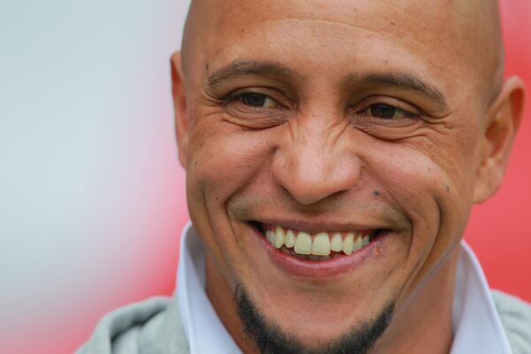 Игрок сборной Бразилии Роберто Карлос за свою клубную карьеру успел поиграть не только за легендарный Реал Мадрид, но и за махачкалинский Анжи, где какое-то время даже работал директором Игрок сборной Бразилии Роберто Карлос за свою клубную карьеру успел поиграть не только за легендарный Реал Мадрид, но и за махачкалинский Анжи, где какое-то время даже работал директором - Sputnik Латвия