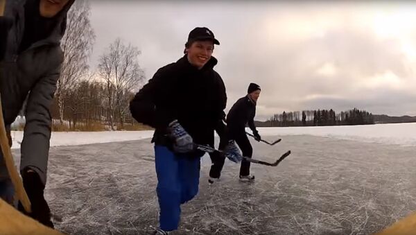 Sava līga: Latvijas iedzīvotāji spēlēja hokeju uz ezera ledus - Sputnik Latvija