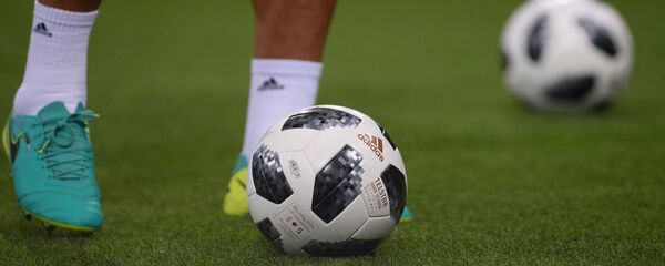 Официальный мяч чемпионата мира по футболу 2018 Telstar 18 Официальный мяч чемпионата мира по футболу 2018 Telstar 18 - Sputnik Латвия